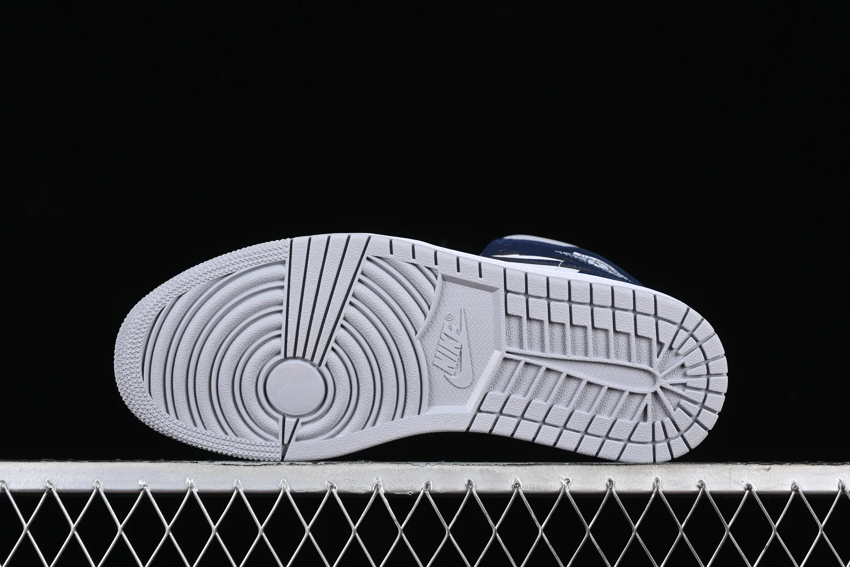 All categories Air Jordan Jordan series basketball shoes Air Jordan 1 Mid Air Jordan 1 Mid AJ1 Joe 1 gray blue Zhongbang basketball shoes DQ8426-104